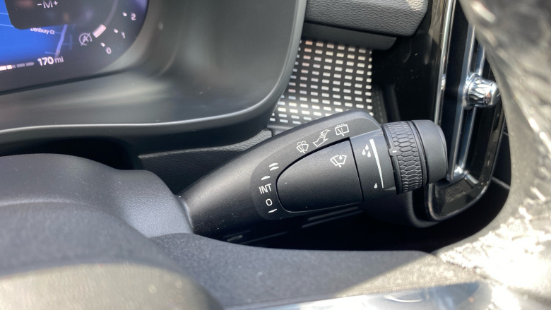 Volvo XC40 2.0 B3P Plus Dark 5dr Auto Petrol Estate